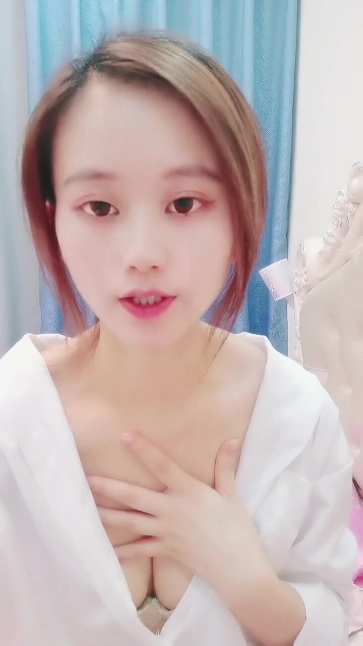 お嬢さんにチンポ挿入 可愛い新人のお嬢さん！白いシャツがセクシーで魅惑的！おっぱい出して、オマンコにチンコ入れて、騎乗位、横突き、超魅惑的！ -AVJB