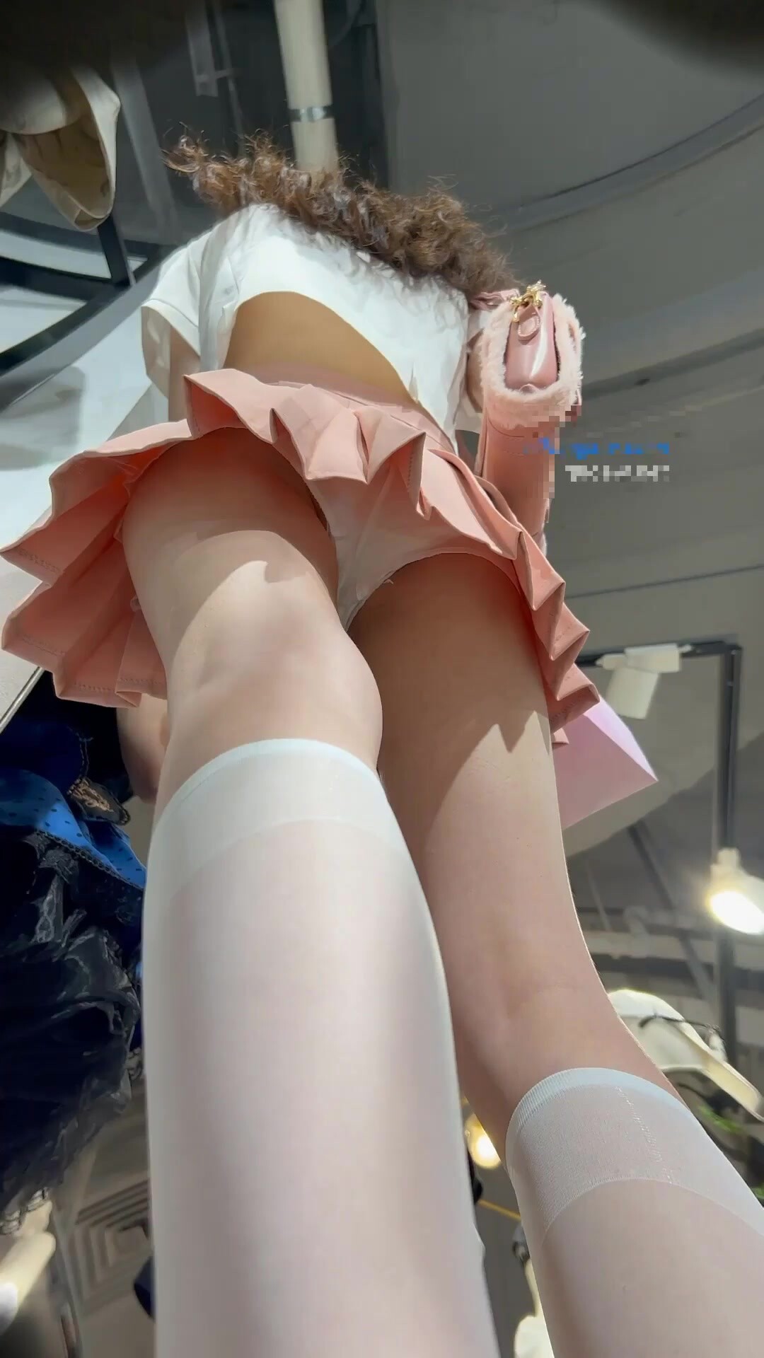 Shopping mall tail followed by secretly shoot the bottom of the skirt of  the beautiful JK