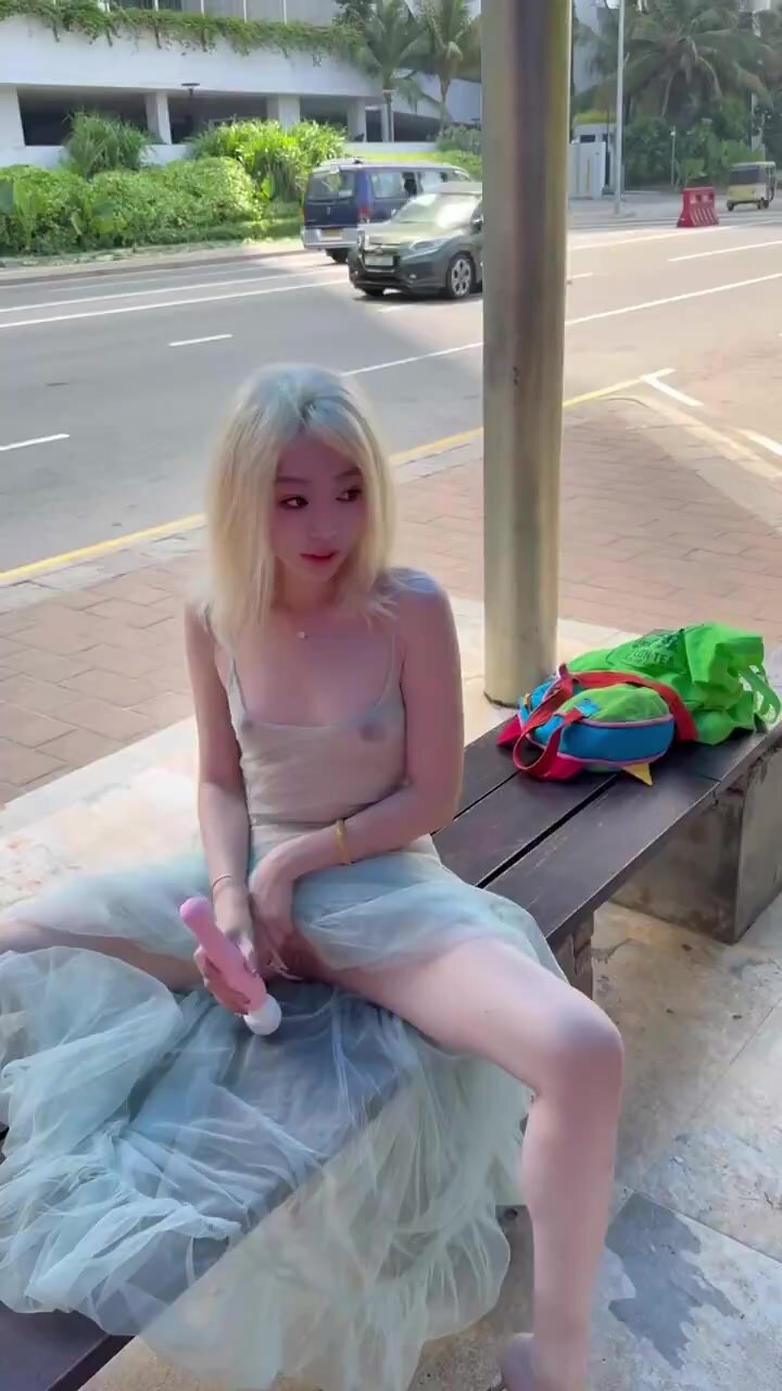 Exposing herself masturbating in front of people outdoors, a qualified  slutty street prostitute [Tongtongguai] doing indecent actions through  transparent gauze.